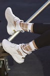 Selena Gomez. Kampagne von Puma (Looks: schwarze Leggins, weiße transparente Socken, weiße Sneakers)