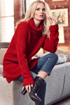 Кампанія Sosandar AW17 (наряди й образи: червоний светр, сіні джинси, чорні напівчоботи, блонд (колір волосся))