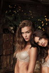 Josephine Skriver i Sara Sampaio. Champagne night fantasy bra. Kampania bielizny Victoria's Secret