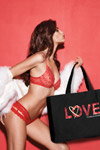 Sara Sampaio. Bielizna na dzień św. Walentyna od Victoria’s Secret (ubrania i obraz: biustonosz czerwony, figi czerwone)
