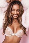 Jasmine Tookes. Bielizna na dzień św. Walentyna od Victoria’s Secret (ubrania i obraz: biustonosz z gipiurą biały)