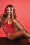 Jasmine Tookes. Valentine's day 2018. Lookbook de lencería de Victoria's Secret (looks: body rojo)