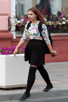 Сентябрь 2018 по-летнему. Уличная мода в Гомеле (наряды и образы: разноцветный джемпер, чёрная юбка, чёрные колготки, чёрные гольфины, чёрные полукеды)
