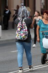 Ciepły wrzesień 2018. Moda uliczna w Homlu (ubrania i obraz: plecak z nadrukiem wielokolorowy, top czarny, jeansy błękitne, dredy)
