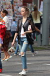Der September 2018 wie im Sommer. Straßenmode in Gomel (Looks: weißes Top, schwarze transparente Bluse, schwarze Handtasche, himmelblaue zerrissene Jeans, weiße Sneakers)