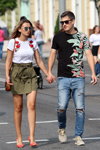 Moda en la calle en Gómel. 09/2018 (looks: top blanco estampado, falda kaki corta, camiseta con flores negra, , gafas de sol)
