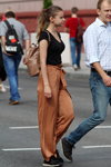 Сентябрь 2018 по-летнему. Уличная мода в Гомеле (наряды и образы: конский хвост (причёска), чёрный топ, коричневые брюки, чёрные кроссовки, коричневый рюкзак)