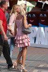 Der September 2018 wie im Sommer. Straßenmode in Gomel (Looks: blonde Haare, rosanes Kleid mit Trägern, graue Handtasche, Pferdeschwanz (Frisur), hautfarbene Sandaletten)