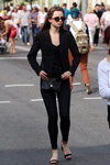 Moda en la calle en Gómel. 09/2018 (looks: gafas de sol, bolso negro, sandalias de tacón negras, top negro, americana negra, leggings negros)