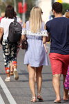 Ciepły wrzesień 2018. Moda uliczna w Homlu (ubrania i obraz: sukienka błękitna, blond (kolor włosów))