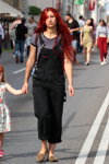 Ciepły wrzesień 2018. Moda uliczna w Homlu (ubrania i obraz: kombinezon jeansowy czarny, top pasiasty wielokolorowy)