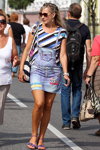 Ciepły wrzesień 2018. Moda uliczna w Homlu (ubrania i obraz: sukienka wielokolorowa, sandały fioletowe, okulary przeciwsłoneczne)