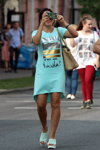Ciepły wrzesień 2018. Moda uliczna w Homlu (ubrania i obraz: sukienka turkusowa, sandały turkusowe)