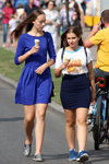 Сентябрь 2018 по-летнему. Уличная мода в Гомеле (наряды и образы: синее платье, белый топ с принтом, синяя юбка, голубые кроссовки)