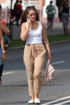 Ciepły wrzesień 2018. Moda uliczna w Homlu (ubrania i obraz: podkoszulek biały, spodnie piaskowe, plecak różowy)