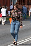 Ciepły wrzesień 2018. Moda uliczna w Homlu (ubrania i obraz: bluzka kwiecista wielokolorowa, jeansy błękitne, sandały czarne, kok)
