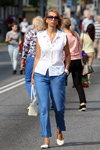 Сентябрь 2018 по-летнему. Уличная мода в Гомеле (наряды и образы: белая блуза без рукавов, голубые брюки, белая сумка, белые туфли)