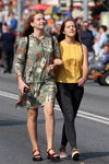 Сентябрь 2018 по-летнему. Уличная мода в Гомеле (наряды и образы: цветочное платье, красные босоножки, желтый топ, чёрные джинсы)