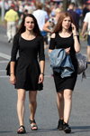 Сентябрь 2018 по-летнему. Уличная мода в Гомеле (наряды и образы: чёрное платье, чёрные сандалии, чёрное платье, чёрные кроссовки)