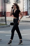 Сентябрь 2018 по-летнему. Уличная мода в Гомеле (наряды и образы: чёрный топ, чёрные джинсы, чёрный ремень, солнцезащитные очки, чёрные босоножки на танкетке)