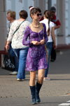 Der September 2018 wie im Sommer. Straßenmode in Gomel (Looks: violettes Kleid mit Paisley-Muster, blaue Stiefel)