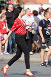 Ciepły wrzesień 2018. Moda uliczna w Homlu (ubrania i obraz: bluzka w groszki czerwona, spodnie czarne, półbuty czerwone)