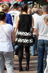 Ciepły wrzesień 2018. Moda uliczna w Homlu (ubrania i obraz: sukienka czarna, rajstopy czarne)