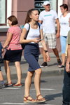 Ciepły wrzesień 2018. Moda uliczna w Homlu (ubrania i obraz: top biały, plecak czarny, spódnica szara, sandały brązowe)