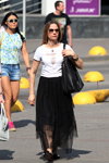 Gorący maj 2018. Moda uliczna w Mińsku (ubrania i obraz: top biały, torebka czarna, spódnica czarna, półbuty czarne)