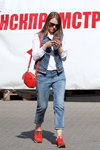 Moda en la calle en Minsk. 05/2018 (looks: bolso rojo, sneakers rojos, chaleco denim azul claro, vaquero azul claro, blusa blanca, gafas de sol)