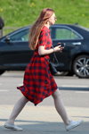 Gorący maj 2018. Moda uliczna w Mińsku (ubrania i obraz: sukienka w kratę czerwona, tenisówki białe)