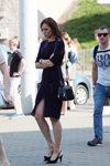 Gorący maj 2018. Moda uliczna w Mińsku (ubrania i obraz: sukienka indygowa, torebka czarna, półbuty czarne)