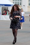 Gorący maj 2018. Moda uliczna w Mińsku (ubrania i obraz: sukienka niebieska, rajstopy czarne, półbuty czarne, torebka czarna)