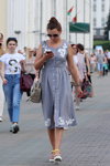 Moda en la calle en Minsk. 05/2018 (looks: vestido camisero gris, )