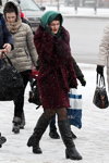 Moda uliczna pod śniegiem. Grudzień 2018 w Mińsku (ubrania i obraz: palto buraczkowe, rajstopy czarne, kozaki czarne)