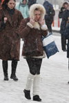 Вулична мода під снігопадом. Грудень 2018 у Мінську (наряди й образи: коричнева дублянка, білі вовняні гетри з помпоном)