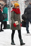 Moda uliczna pod śniegiem. Grudzień 2018 w Mińsku (ubrania i obraz: szalik czerwony, rękawiczki czerwone, dzianinowa czapka żółta)
