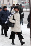 Moda uliczna pod śniegiem. Grudzień 2018 w Mińsku (ubrania i obraz: palto białe pikowane, torebka czarna, szalik czarno-biały)