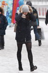 Moda uliczna pod śniegiem. Grudzień 2018 w Mińsku (ubrania i obraz: kurtka niebieska, rajstopy czarne, botki czarne)