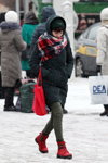 Moda uliczna pod śniegiem. Grudzień 2018 w Mińsku (ubrania i obraz: botki czerwone, torebka czerwona, szalik w kratę wielokolorowy)