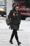 Уличная мода под снегопадом. Декабрь 2018 в Минске (наряды и образы: чёрная куртка, чёрные полусапоги, чёрные колготки)