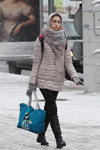 Вулична мода під снігопадом. Грудень 2018 у Мінську (наряди й образи: стьобана куртка кольору кави з молоком, сірі рукавиці, чорні чоботи)
