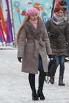 Moda uliczna pod śniegiem. Grudzień 2018 w Mińsku (ubrania i obraz: beret różowy, palto szare)