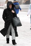 Вулична мода під снігопадом. Грудень 2018 у Мінську (наряди й образи: чорне пальто, чорна сумка, сірі брюки)