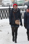 Moda uliczna pod śniegiem. Grudzień 2018 w Mińsku (ubrania i obraz: beret czerwony, kurtka niebieska, jeansowe szorty niebieskie, rajstopy czarne, kozaki czarne)