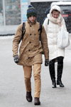 Moda uliczna pod śniegiem. Grudzień 2018 w Mińsku (ubrania i obraz: kurtka piaskowa, jeansy piaskowe)