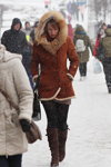 Moda uliczna pod śniegiem. Grudzień 2018 w Mińsku (ubrania i obraz: kożuch brązowy, kozaki brązowe, torebka czarna)