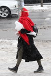Вулична мода під снігопадом. Грудень 2018 у Мінську (наряди й образи: чорне пальто, червоний палантин, чорний рюкзак)