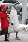Moda uliczna pod śniegiem. Grudzień 2018 w Mińsku (ubrania i obraz: palto czerwone, palto białe pikowane, rękawiczki czarne)