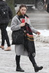 Вулична мода під снігопадом. Грудень 2018 у Мінську (наряди й образи: сіре пальто, чорні напівчоботи)